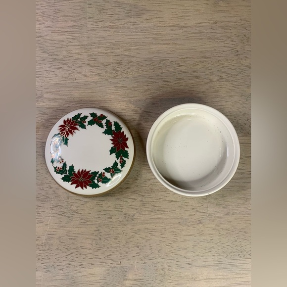 Vintage Lefton Holly Berry Holiday Collection Round‎ Trinket Box Candy Music Box - Picture 3 of 9
